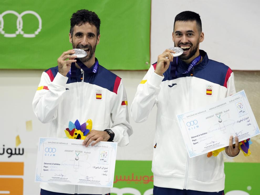 Pablo Abián y Luis Enrique Peñalver muerden su medalla de plata en bádminton en los Juegos del Mediterráneo de Orán de 2022