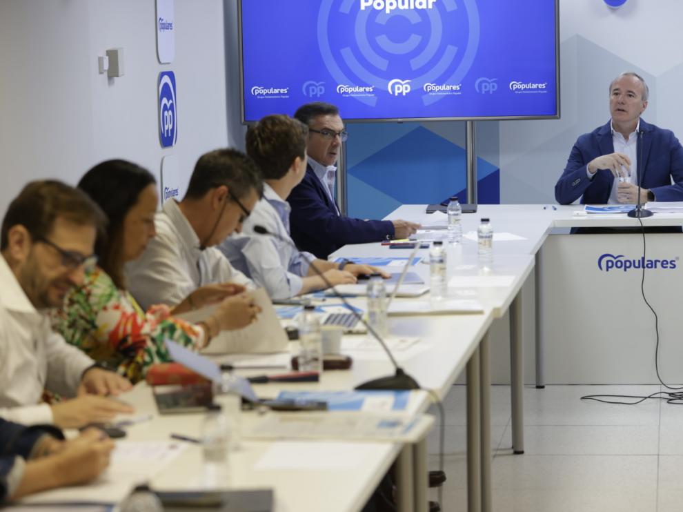 El líder del PP-Aragón, Jorge Azcón, preside este lunes la reunión con sus diputados autonómicos para evaluar el curso político.
