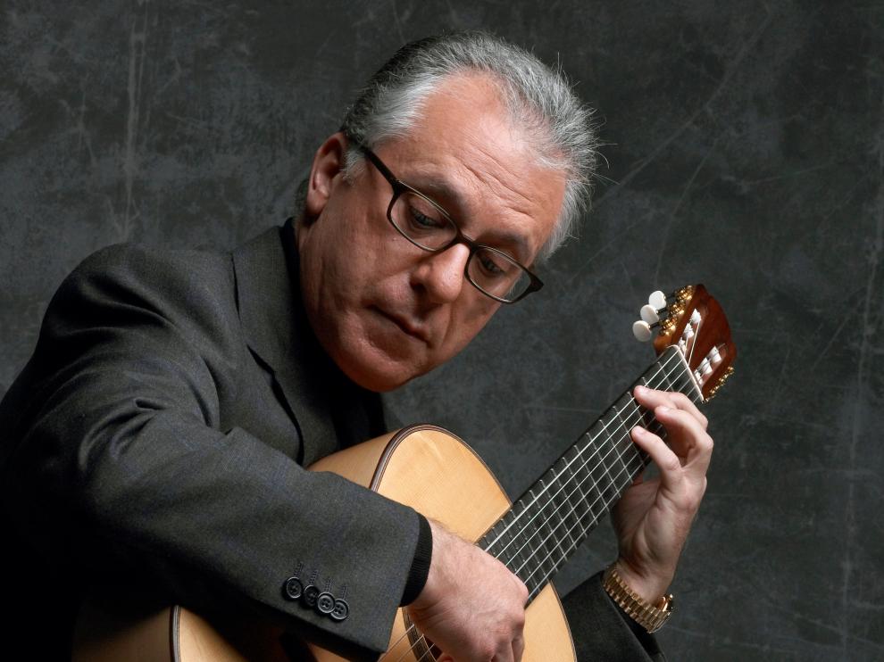 Romero ha dado miles de conciertos, llevando la guitarra española a numerosos rincones del planeta.