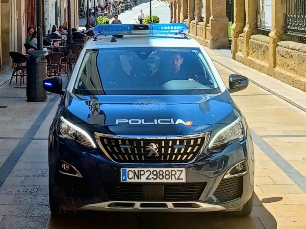 Una patrulla de la Policía Nacional en el centro de Huesca.