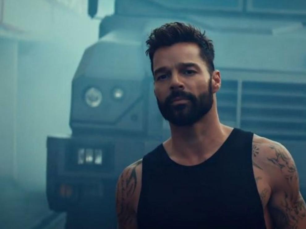 Ricky Martin en el vídeo de su tema 'Tiburones'