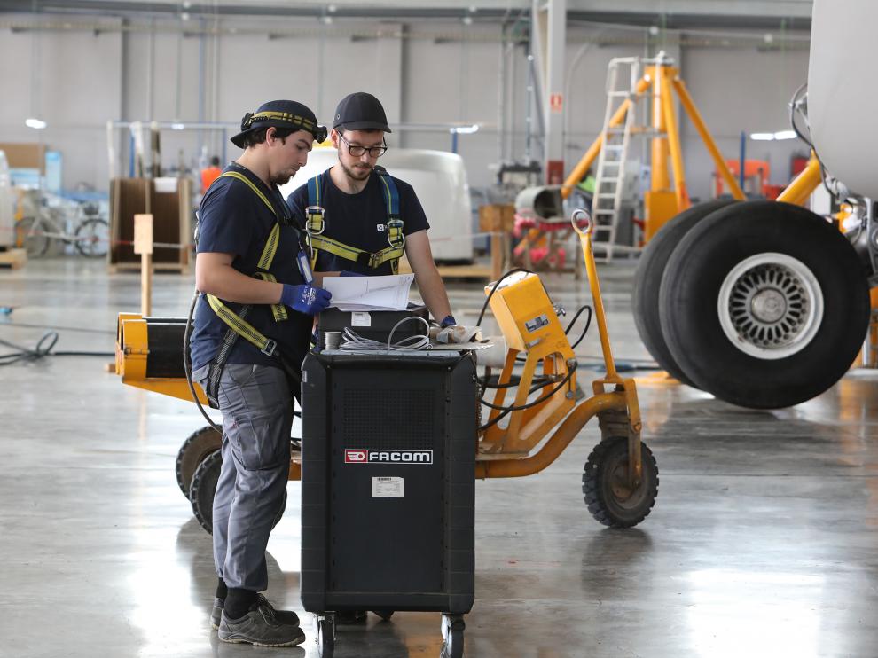 Operarios de Tarmac Aragón trabajan en el hangar de la empresa en el aeropuerto de Teruel.