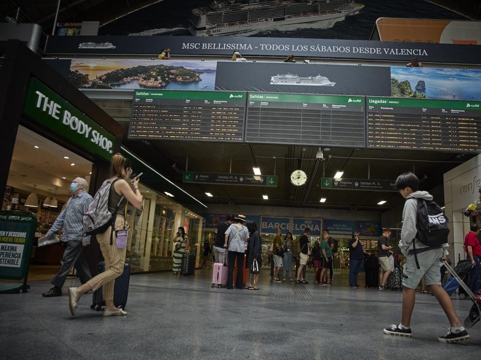 Viajeros con sus maletas en la estación de Atocha-Estación de Madrid.