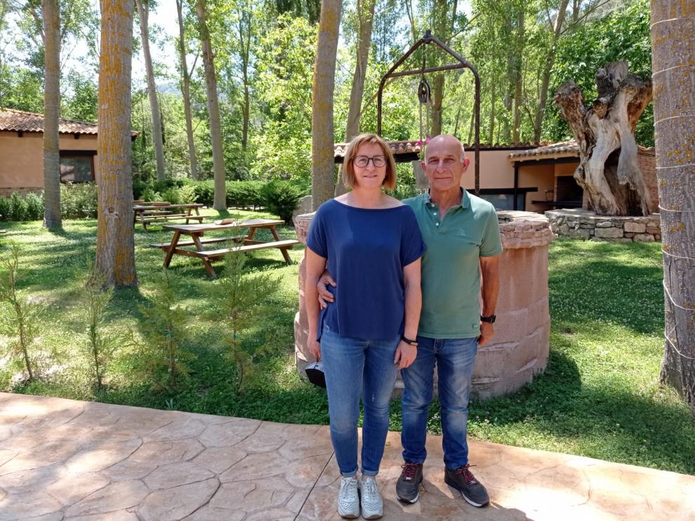 Hortensia Pascual, promotora del hostal, con su marido, Rafael Pérez.
