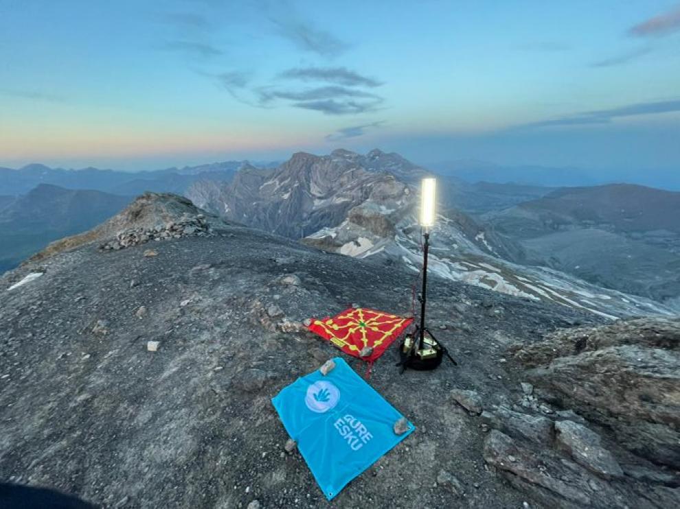 Luminaria en el pico Taillón: una de las cumbres aragonesas a las que los independentistas llevaron sus focos y banderolas fue esta cumbre de 3.144 metros situado en el parque nacional de Ordesa y Monte Perdido.