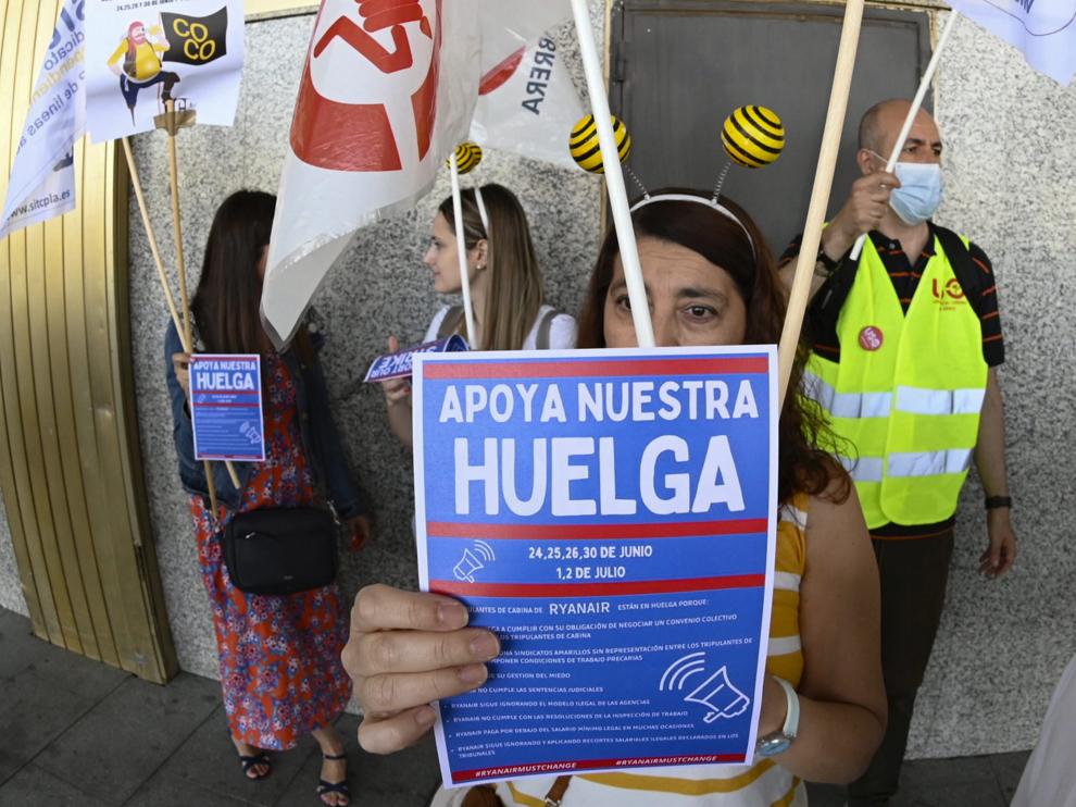 Trabajadores de Ryanair en huelga, en una de las protestas en el aeropuerto de Barajas.