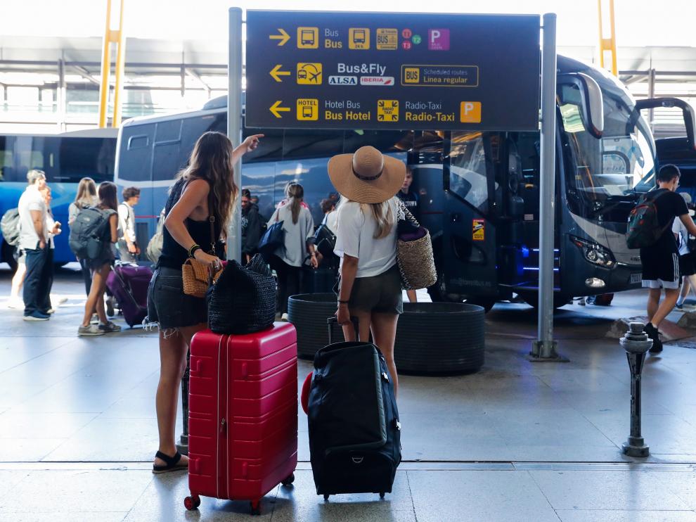 Turistas en la operación salida.