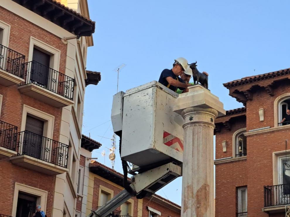 Dos operarios han atornillado la escultura del Torico a su pedestal a las ocho de la mañana de este martes.