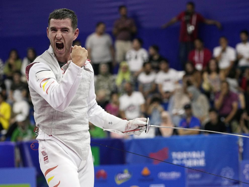 El español Carlos Llavador celebra una victoria en uno de sus combates de florete en los Juegos Mediterráneos de Orán 2022