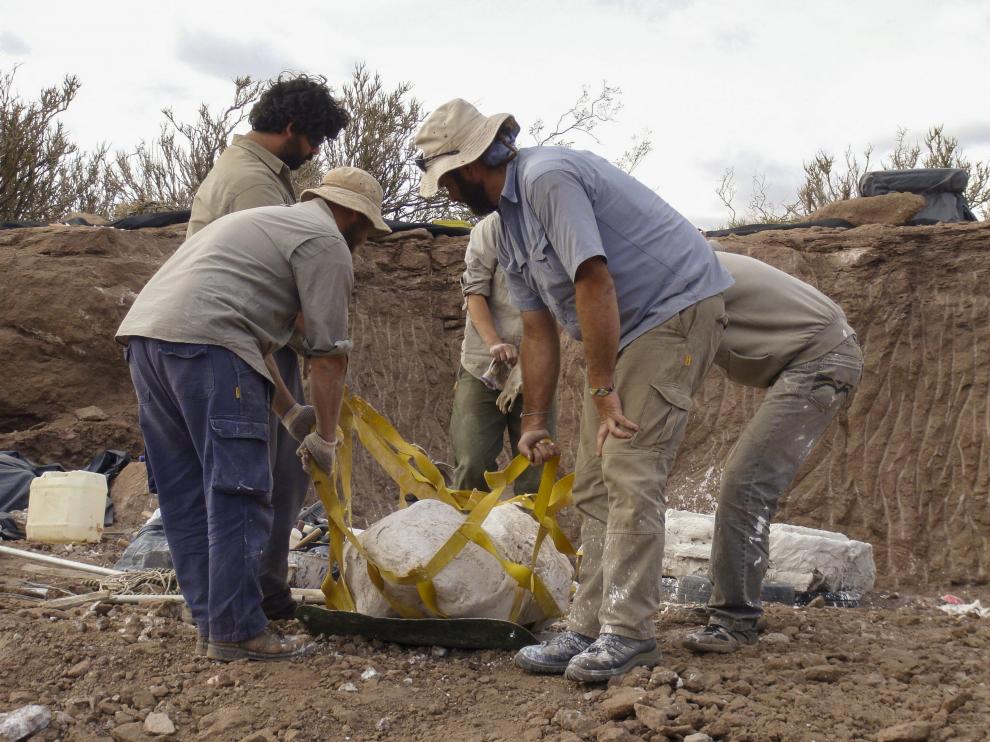 Vista de las excavaciones en la Patagonia argentina, donde se encontraron los restos del Meraxe gigas, una nueva especie de dinosaurio.
