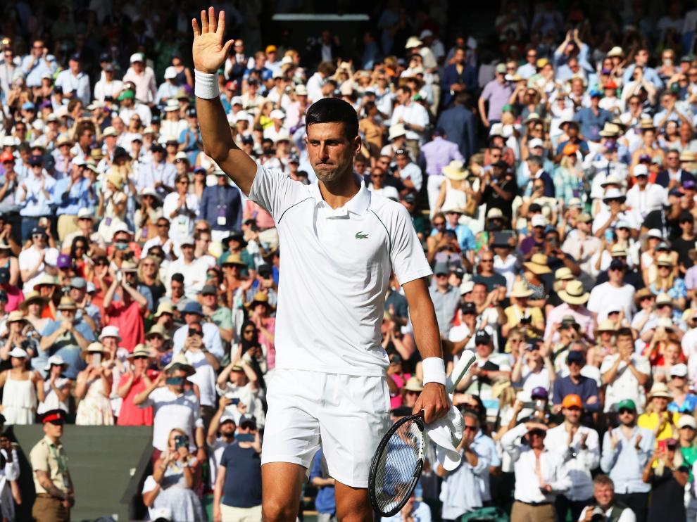 Novak Djokovic celebra después de ganar la semifinal de Wimbeldon contra el británico Cameron Norrie.