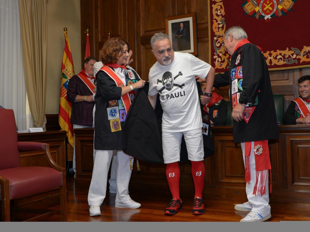 Fito Rodríguez recibe la casaca de "vaquillero del año" de la alcaldesa, Emma Buj, y el presidente de Interpeñas, Juan Nacher.
