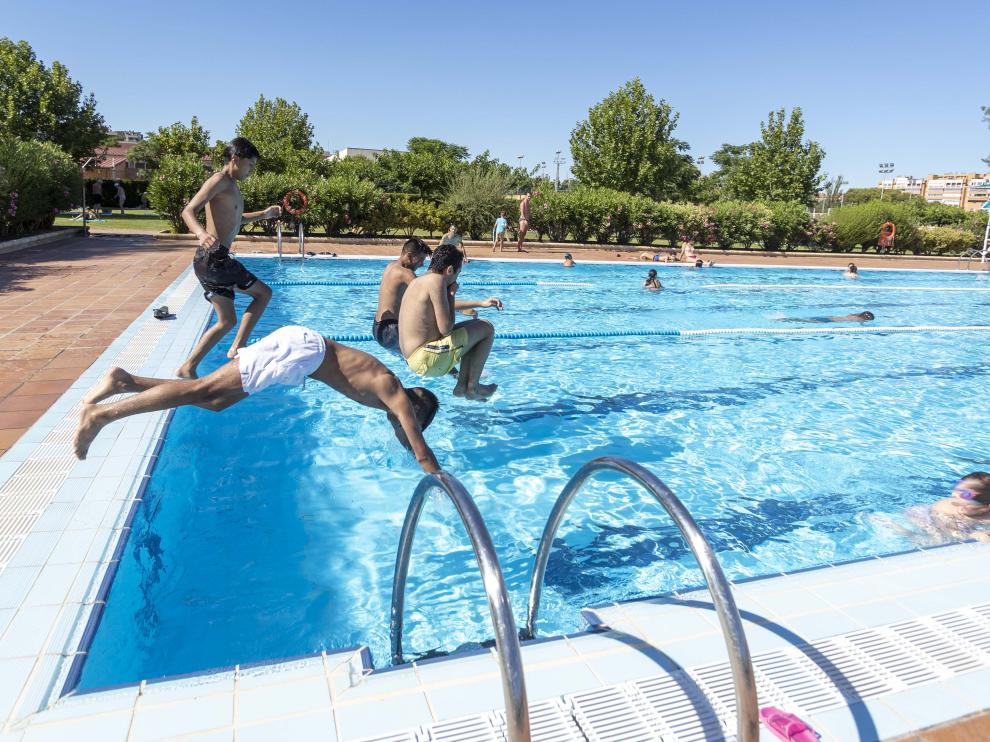 Varios jóvenes, en la piscina municipal del Actur