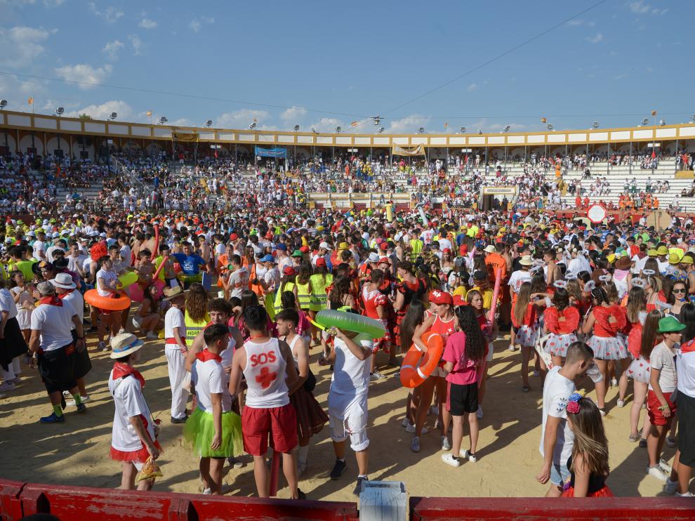 La plaza de toros se llenó de peñistas con disfraces variopintos