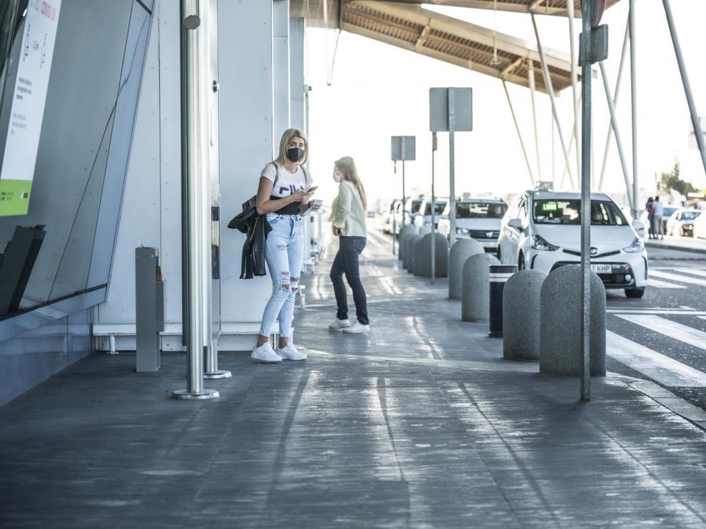 Pasajeros en la terminal del aeropuerto de Zaragoza.