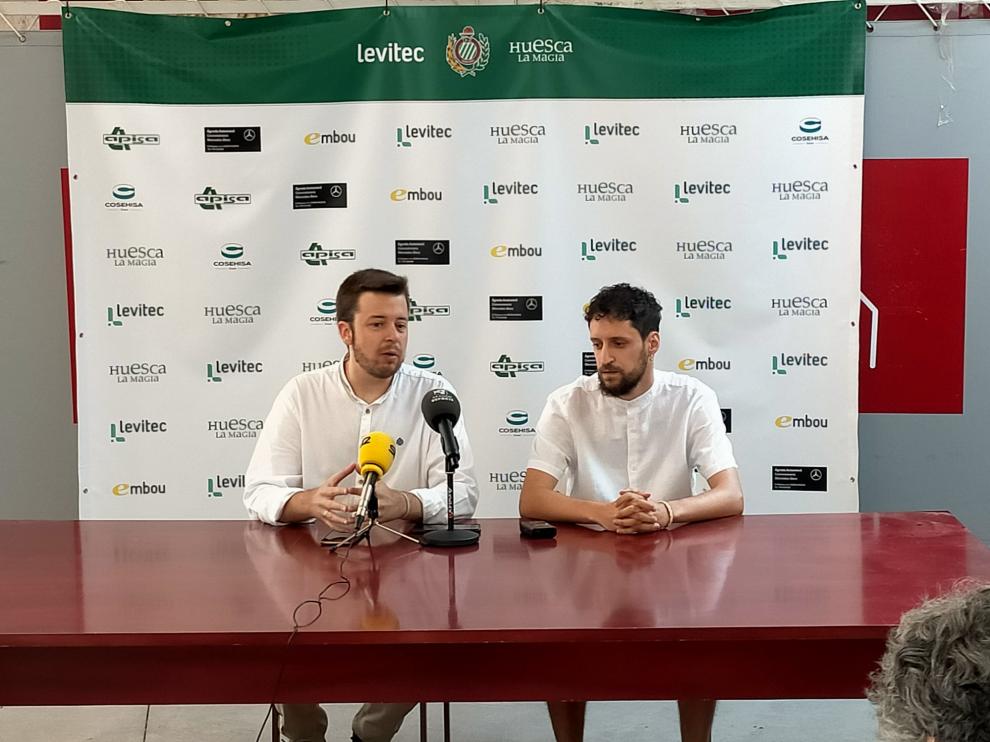 Antonio Orús, presidente del Levitec Huesca La Magia, junto a su nuevo entrenador, Santi Cerdán.