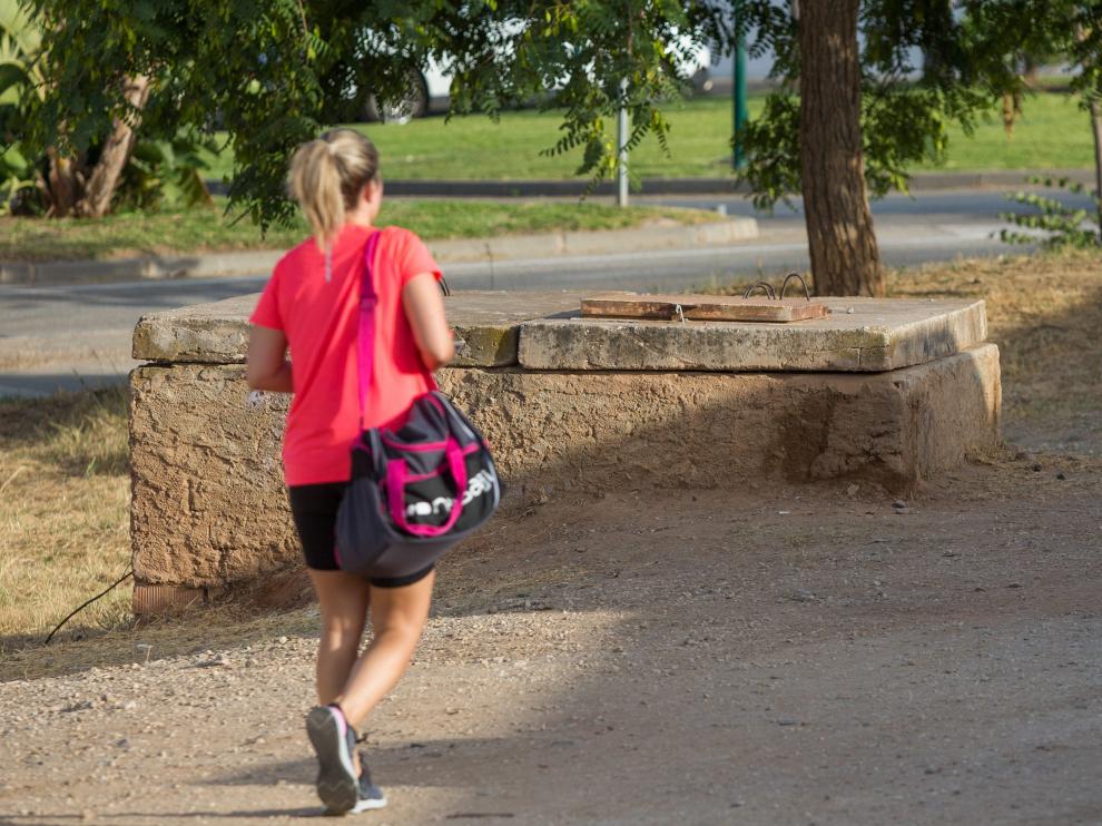 Al fondo, la alcantarilla donde apareció el cadáver de la mujer