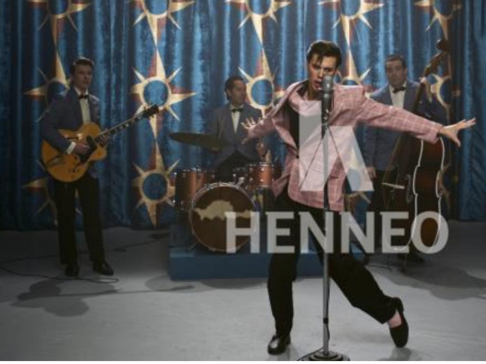 Fotograma de la película Elvis con el actor Austin Butler ejerciendo falsamente de Rey del Rock