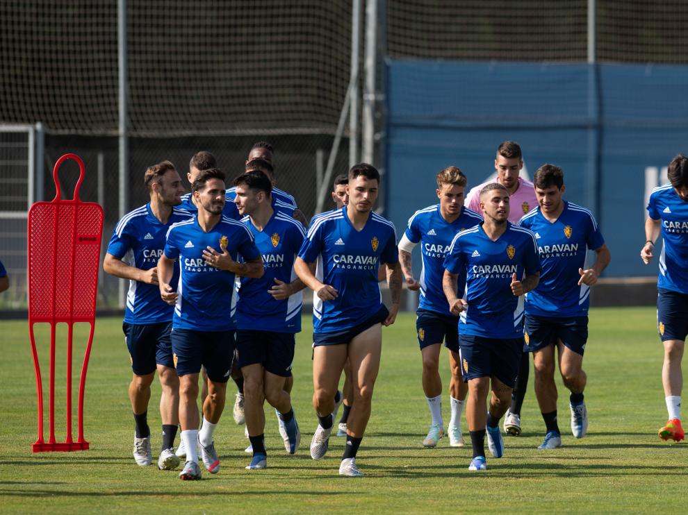 La plantilla del Real Zaragoza, durante el entrenamiento de este jueves.