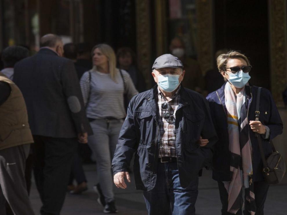 Gente con mascarilla en las calles de Zaragoza