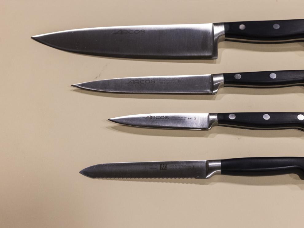 Cuchillo cocinero, universal, puntilla y dentado.