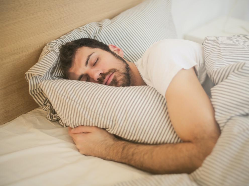 Dormir sin aire acondicionado es posible incluso en plena ola de calor si tenemos en cuenta pequeños consejos.