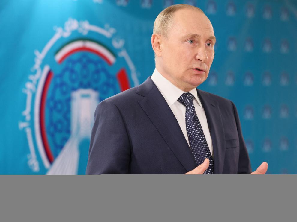 Russian President Putin meets with journalists in Tehran