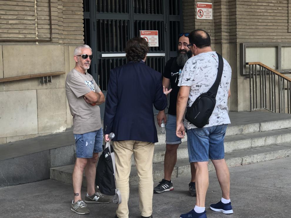 Guillermo Ríos, de espaldas, conversa este viernes con miembros del comité en la entrada del Ayuntamiento