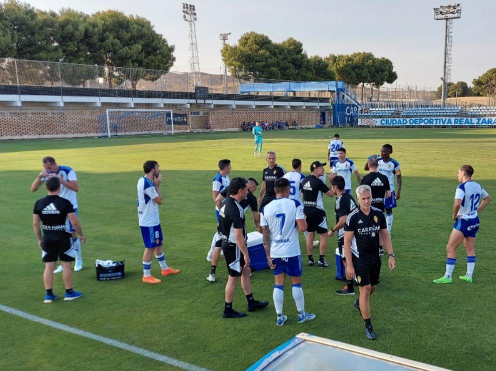 Carcedo, en el centro del grupo, dando instrucciones el pasado miércoles en el descanso del primer amistoso jugado ante el RZD Aragón en la Ciudad Deportiva.