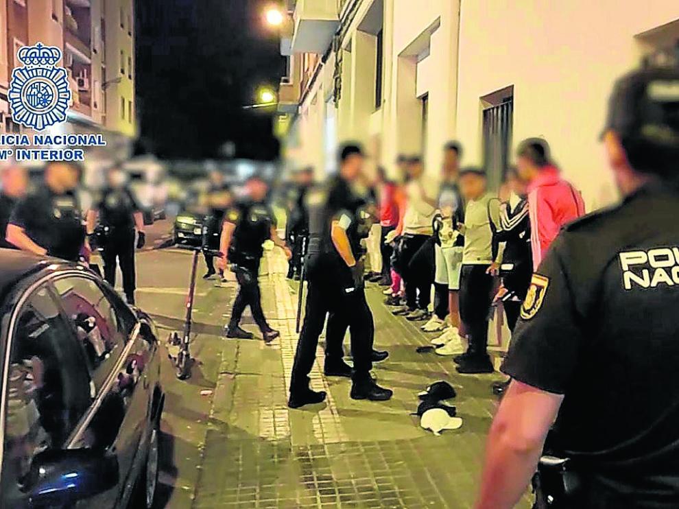 Despliegue policial en la calle de María Lostal, este viernes.