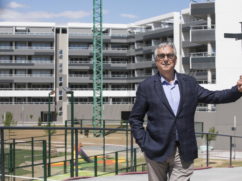 Juan Carlos Bandrés, director general del Grupo Lobe, frente a uno de los edificios de viviendas que construyen.