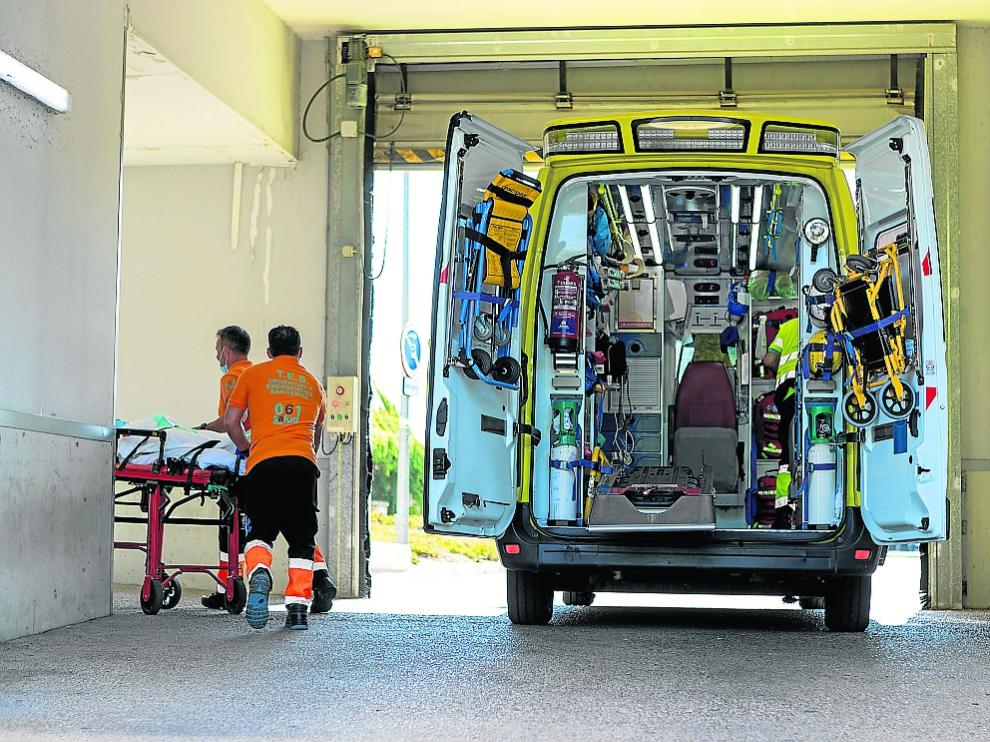 Dos sanitarios del 061 acceden con una camilla a las Urgencias del Hospital Royo Villanova.