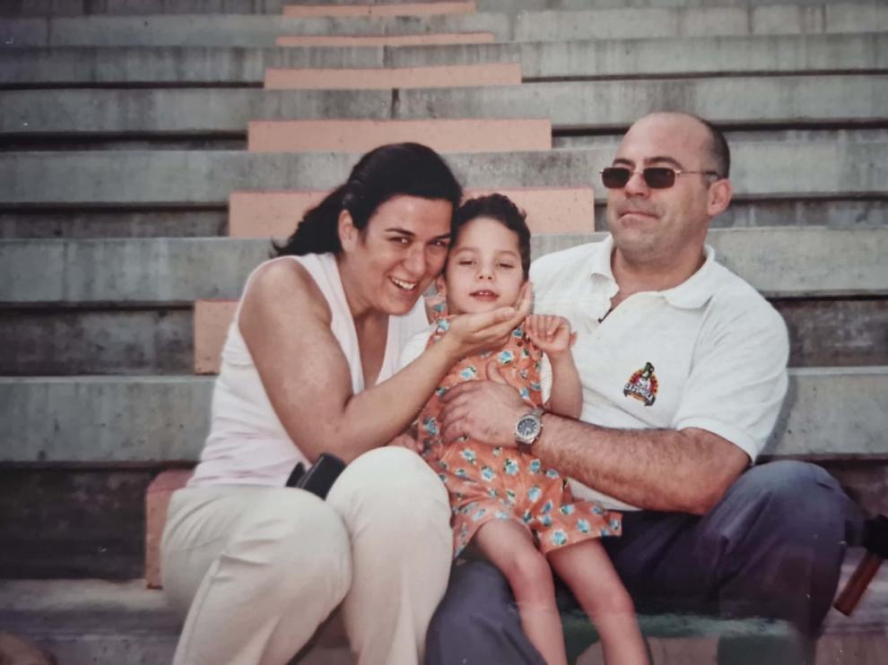 Lucía falleció de leucodistrofia cromática en 2010. En la imagen, con sus padres.