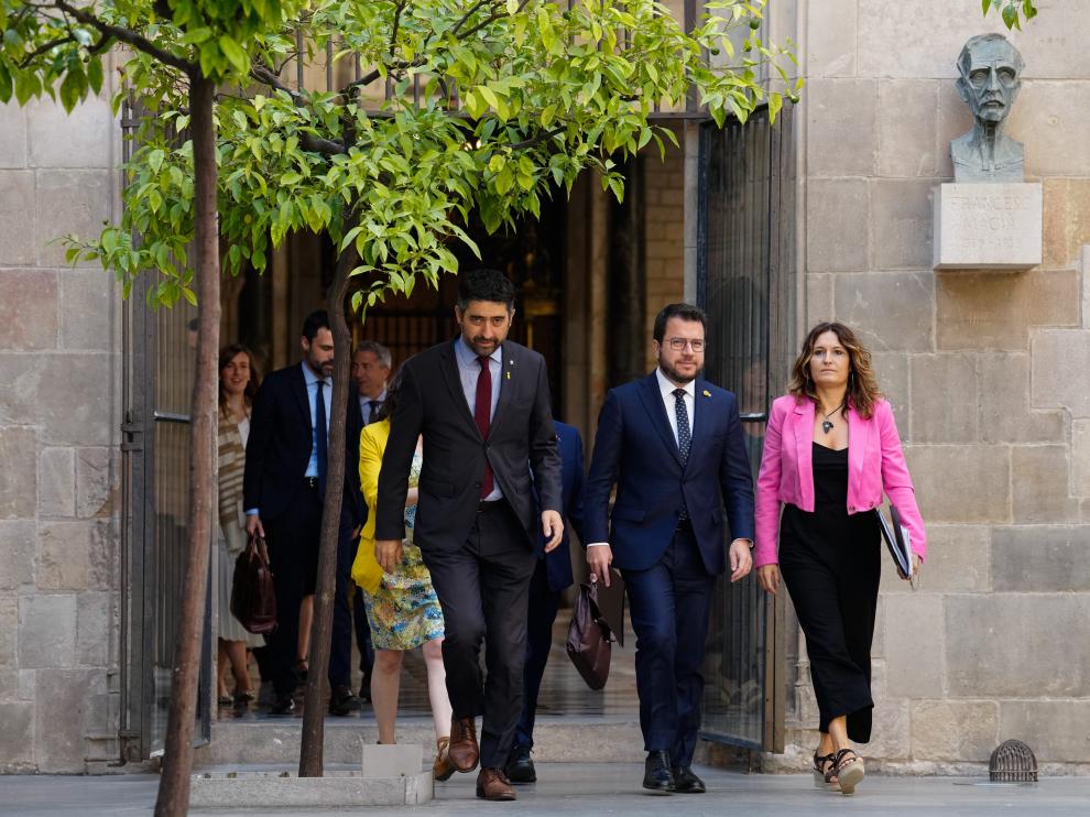 El presidente de la Generalitat, Pere Aragonés (c), el vicepresidente y conseller de Políticas Digitals, Jordi Puignero y la consellera de Presidncia, Laura Vilagra, a su llegada a la reunión semanal del Govern este martes en el Palau del la Generalitat, en vísperas de que se reactive la mesa de diálogo.