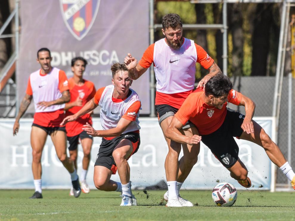 Timor y Salvador pugnan por una pelota en el entrenamiento de este martes.