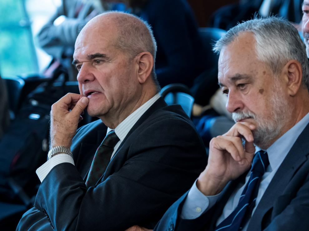 Fotografía de archivo (12/11/2018) de los expresidentes socialistas andaluces José Antonio Griñán (d) y Manuel Chaves.