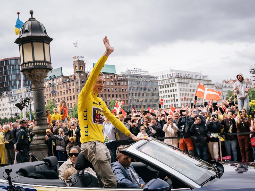 Jonas Vingegaard, ganador del Tour de Francia 2022, llega al ayuntamientod e Copenhage.