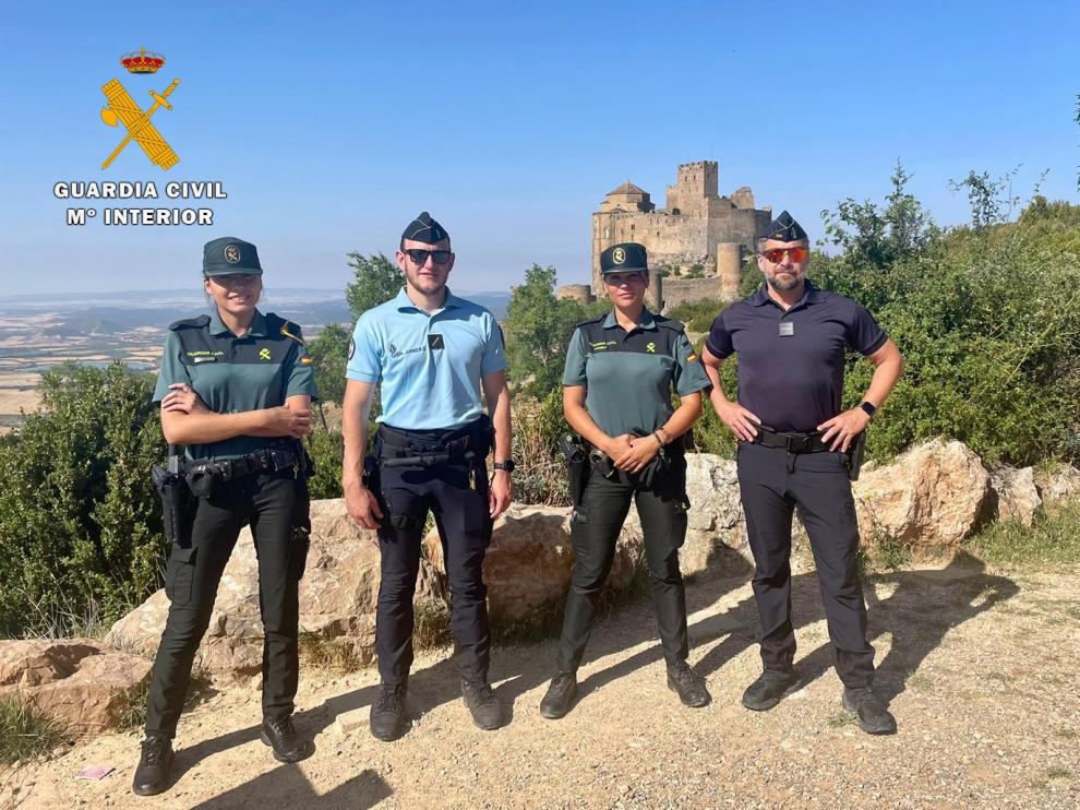 Patrulla conjunta de la Guardia Civil y de la Gendarmería francesa en el castillo de Loarre.