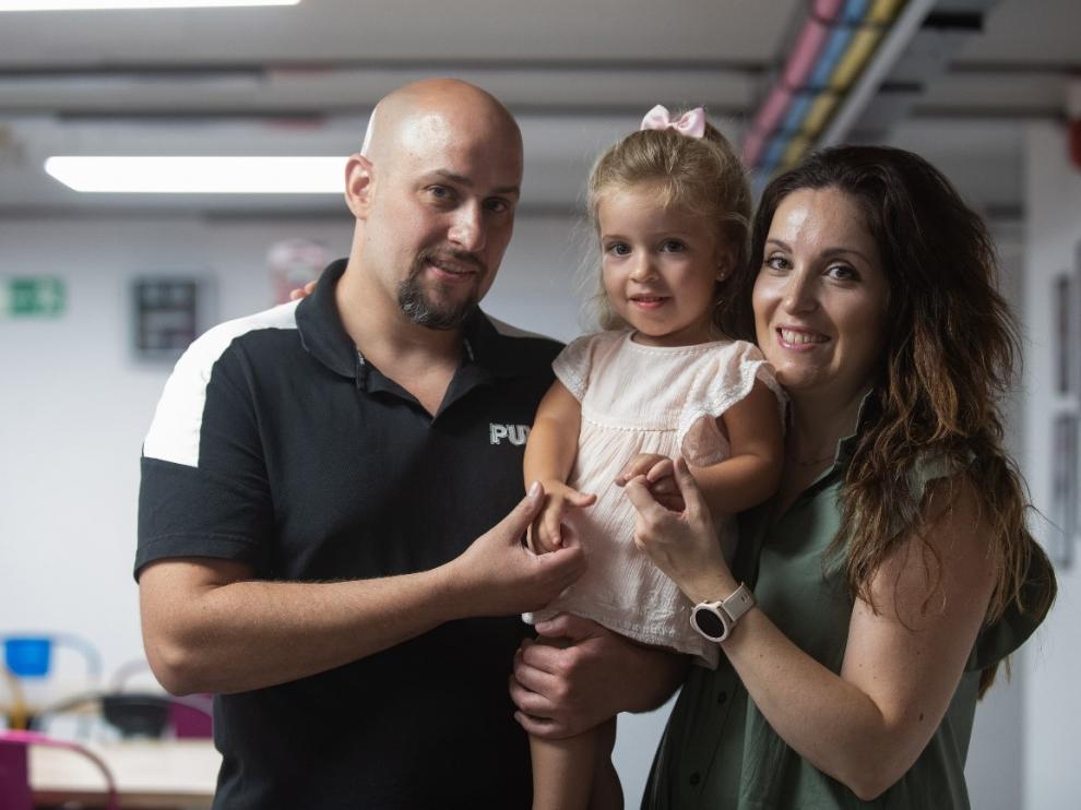 Pilar Yanguas y Jonás Zaldívar, con su hija Emma, de tres años.