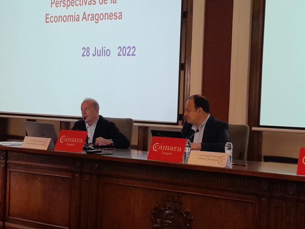 El catedrático de Análisis Económico, Marcos Sanso, junto al director general de Cámara de Zaragoza, José Miguel Sánchez.