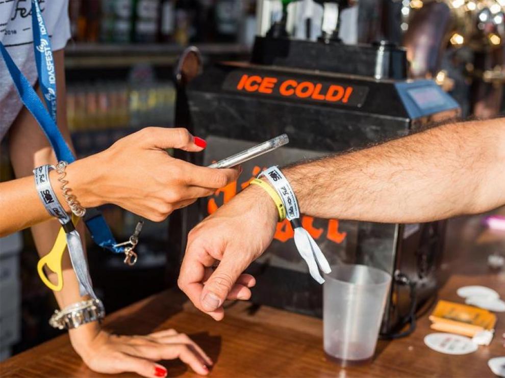 Las pulseras cashless con sistema RFID son cada vez más comunes en los grandes festivales de música.