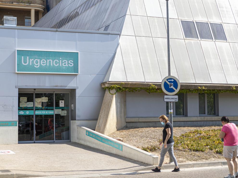 Dos mujeres se dirigen al servicio de Urgencias del Hospital Royo Villanova de Zaragoza.