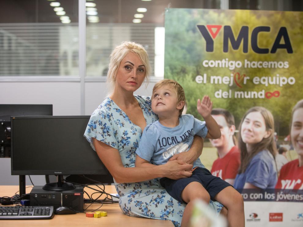 Ganna Gerasymova y su hijo Antón, de 5 años, en la sede de la asociación YMCA