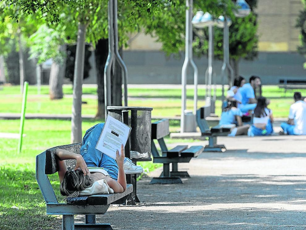 Universitarios descansando en el campus de la Universidad de Zaragoza