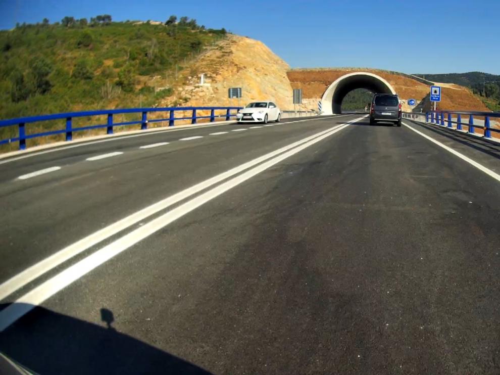 Uno de los extremos del gran viaducto sobre el barranco de la Bota recién inaugurado el puerto de Querol.