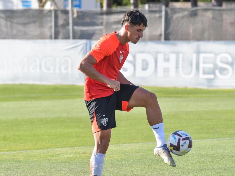Ignasi Vilarrasa controla la pelota durante un entrenamiento.