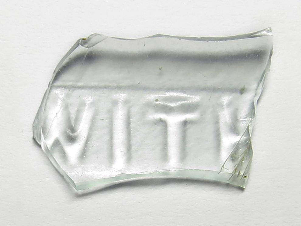 Fragmento de vidrio hallado en 2019.