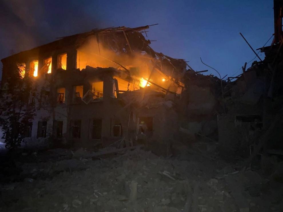 Una escuela ucraniana destruida tras un ataque ruso en Mykolaivka (Donetsk).