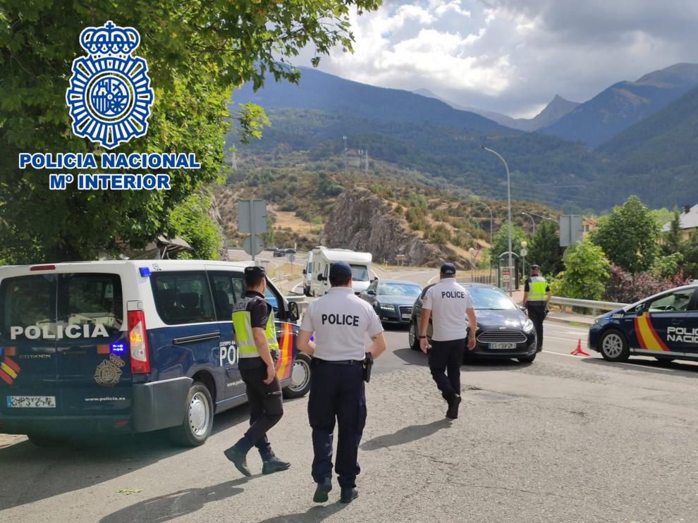 Controles conjuntos de la Policía española y francesa cerca de la frontera de Huesca con el país galo.