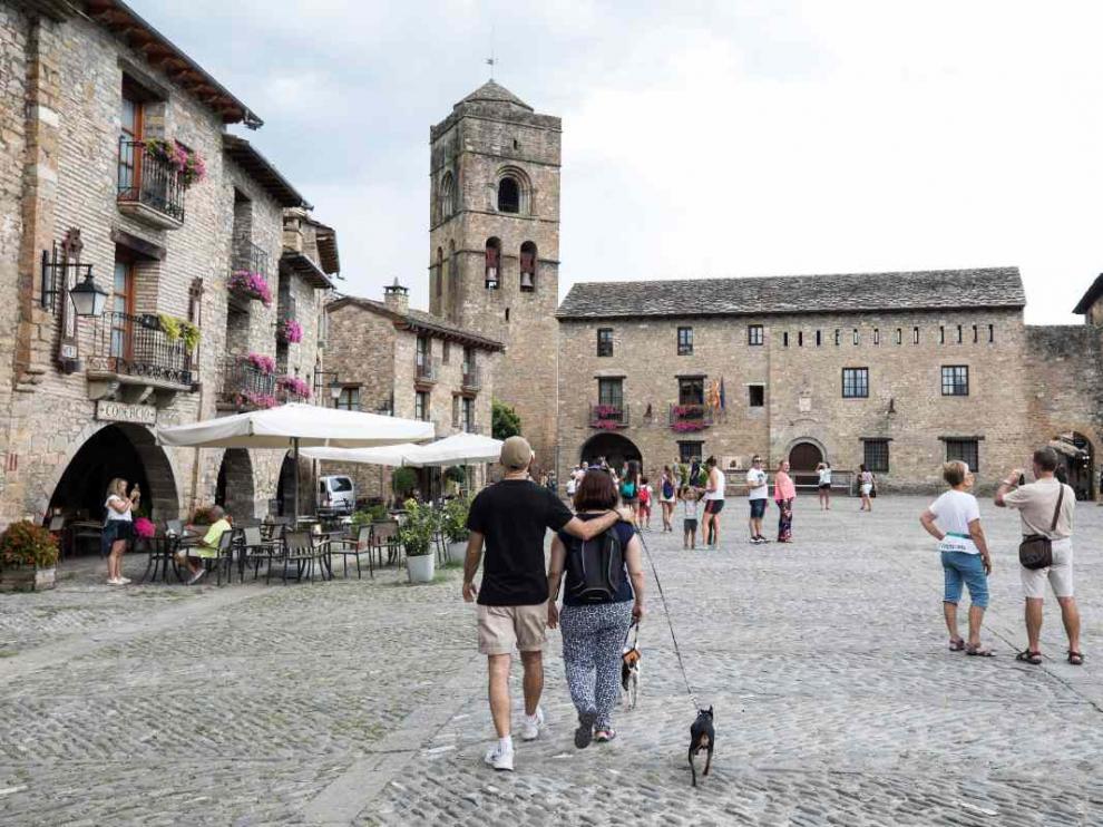 Turistas en Aínsa